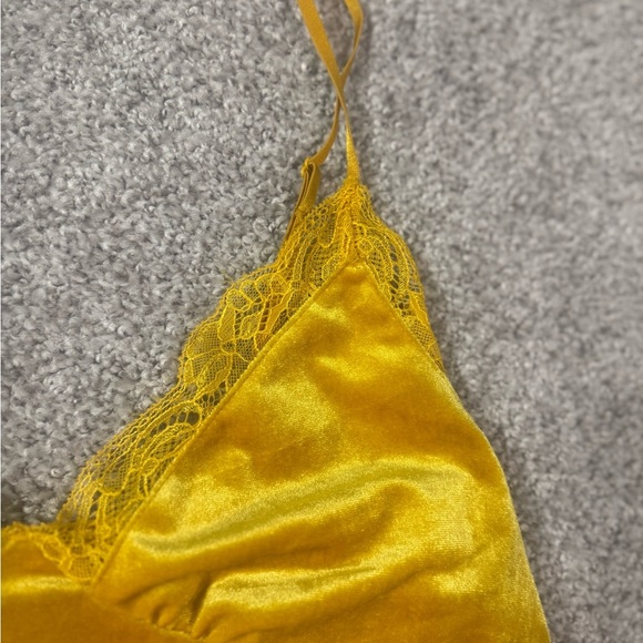 Forever 21 Fall Back to school Mustard Yellow Velvet Lace Trim Cami – Size M - Picture 2 of 7